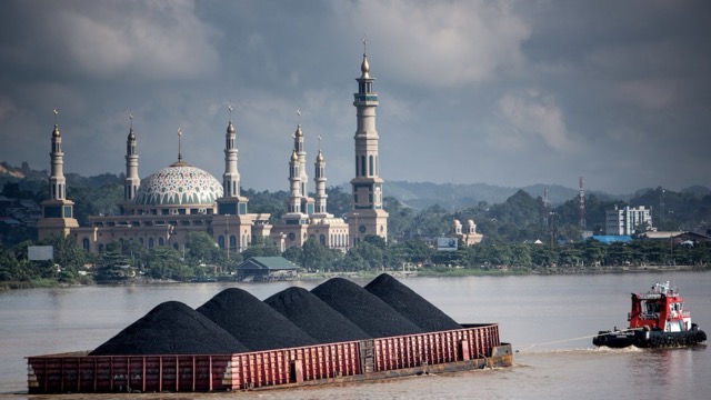 Sebuah tongkang batubara sedang melintasi sungai Mahakam di Samarinda, Kalimantan Timur. Foto: Kemal Jufri/Greenpeace.