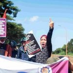 Serikat Buruh Industri Pertambangan dan Energi (SBIPE) Kawasan Industri Bantaeng (KIBA) saat melakukan aksi demonstrasi di depan gerbang utama kawasan industri. (Foto: SBIPE KIBA)