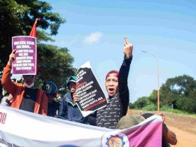 Serikat Buruh Industri Pertambangan dan Energi (SBIPE) Kawasan Industri Bantaeng (KIBA) saat melakukan aksi demonstrasi di depan gerbang utama kawasan industri. (Foto: SBIPE KIBA)