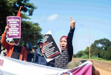 Serikat Buruh Industri Pertambangan dan Energi (SBIPE) Kawasan Industri Bantaeng (KIBA) saat melakukan aksi demonstrasi di depan gerbang utama kawasan industri. (Foto: SBIPE KIBA)