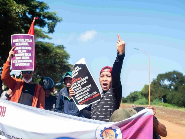 Serikat Buruh Industri Pertambangan dan Energi (SBIPE) Kawasan Industri Bantaeng (KIBA) saat melakukan aksi demonstrasi di depan gerbang utama kawasan industri. (Foto: SBIPE KIBA)