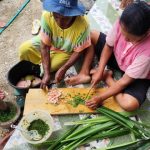 Perempuan Desa Winangun yang sedang membuat pupuk organik. (Foto: Jaga Desa)