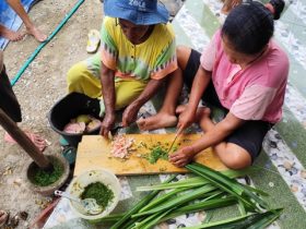 Perempuan Desa Winangun yang sedang membuat pupuk organik. (Foto: Jaga Desa)