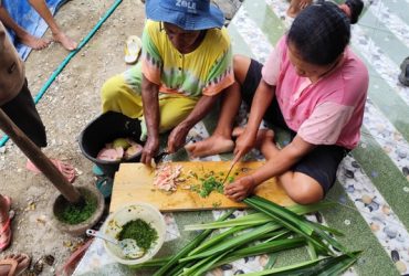 Perempuan Desa Winangun yang sedang membuat pupuk organik. (Foto: Jaga Desa)