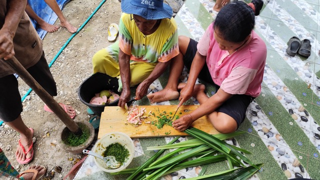 Perempuan Desa Winangun yang sedang membuat pupuk organik. (Foto: Jaga Desa)