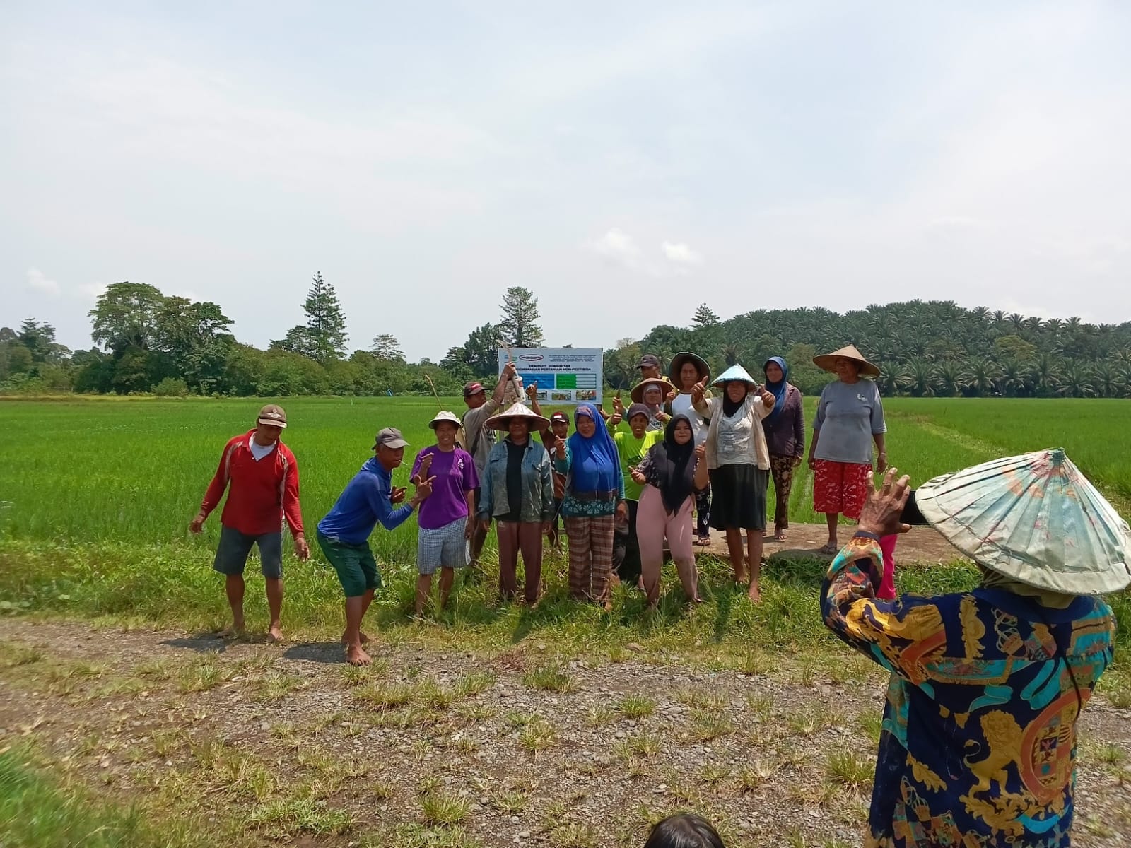 Petani di Desa Winangun usai menanam pagi mereka. (Foto: Jaga Desa)
