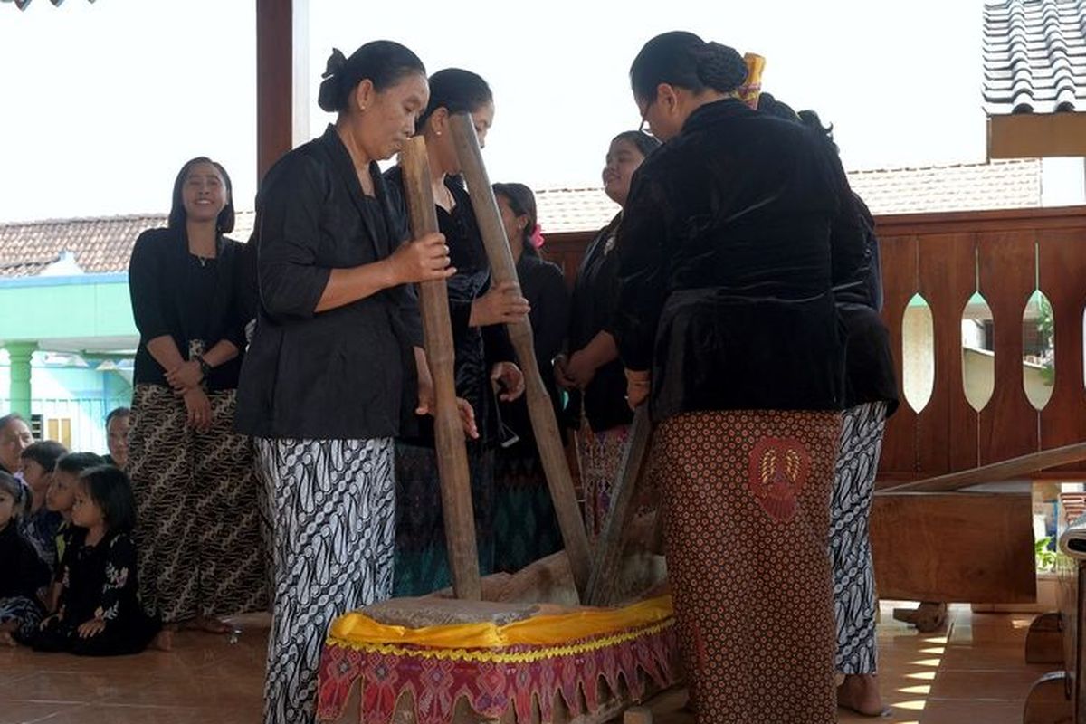 Wanita Suku Samin melakukan Gejog Lesung di Blora, Jawa Tengah (Shutterstock/Zakariya AF)