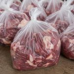 Daging kurban yang diisi di dalam kantong plastik. (Foto: Chat GPT)