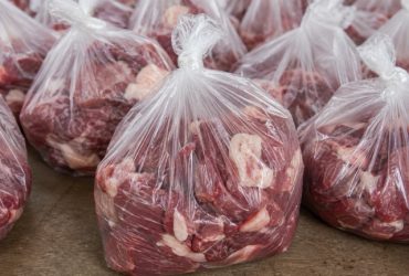 Daging kurban yang diisi di dalam kantong plastik. (Foto: Chat GPT)