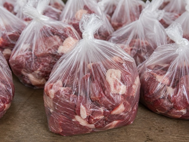 Daging kurban yang diisi di dalam kantong plastik. (Foto: Chat GPT)
