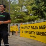 Aktivis Greenpeace menggelar protes damai dan tanpa kekerasan untuk menegaskan kembali seruan mereka agar ekosistem Raja Ampat dilindungi sepenuhnya. (Foto: © Ilham Fauzi /Greenpeace)