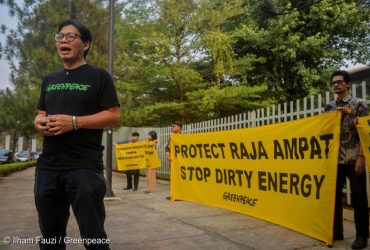 Aktivis Greenpeace menggelar protes damai dan tanpa kekerasan untuk menegaskan kembali seruan mereka agar ekosistem Raja Ampat dilindungi sepenuhnya. (Foto: © Ilham Fauzi /Greenpeace)