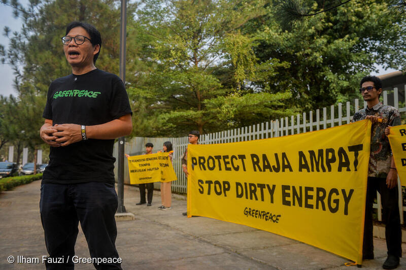 Aktivis Greenpeace menggelar protes damai dan tanpa kekerasan untuk menegaskan kembali seruan mereka agar ekosistem Raja Ampat dilindungi sepenuhnya. (Foto: © Ilham Fauzi /Greenpeace)