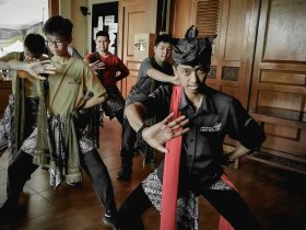 Pemuda Suku Osing mengajar tari di Desa Kemiren DOK. Galeri Desa Kemiren(DOK. Galeri Desa Kemiren)
