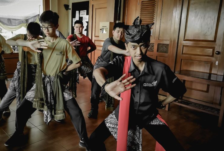 Pemuda Suku Osing mengajar tari di Desa Kemiren DOK. Galeri Desa Kemiren(DOK. Galeri Desa Kemiren)