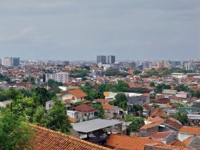 Pemandangan Kota Semarang dipotret dari ketinggian. Terdapat sesar aktif yang menuntut kewaspadaan. Foto: Wulan Yanuarwati/Mongabay Indonesia.