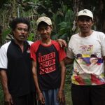 Nikolas (Kiri), Yones (Tengh), dan Marten (Kanan). Lahan mereka diambil alih secara sepihak oleh GNJ. (Foto: Sarjan Lahay)