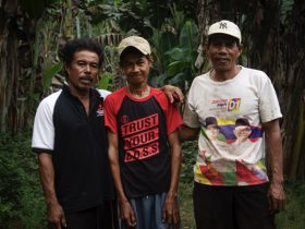 Nikolas (Kiri), Yones (Tengh), dan Marten (Kanan). Lahan mereka diambil alih secara sepihak oleh GNJ. (Foto: Sarjan Lahay)