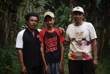 Nikolas (Kiri), Yones (Tengh), dan Marten (Kanan). Lahan mereka diambil alih secara sepihak oleh GNJ. (Foto: Sarjan Lahay)