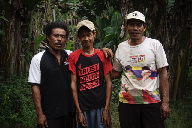 Nikolas (Kiri), Yones (Tengh), dan Marten (Kanan). Lahan mereka diambil alih secara sepihak oleh GNJ. (Foto: Sarjan Lahay)