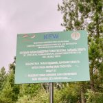 Papan peringatan TNGD berdiri di batas kawasan, sekitar areal pertanian Warga Taupe. Foto: Agus Mawan W/Mongabay Indonesia.