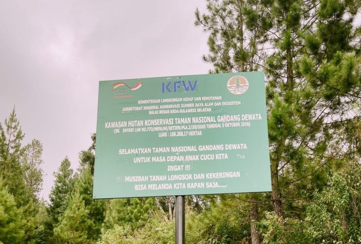 Papan peringatan TNGD berdiri di batas kawasan, sekitar areal pertanian Warga Taupe. Foto: Agus Mawan W/Mongabay Indonesia.
