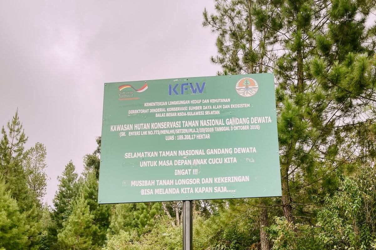Papan peringatan TNGD berdiri di batas kawasan, sekitar areal pertanian Warga Taupe. Foto: Agus Mawan W/Mongabay Indonesia.