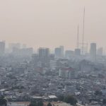 Kebut pekat polusi udara di atas langit Jakarta, seakan jadi pemandangan sehari-hari. Foto: Sapariah Saturi/ Mongabay Indonesia
