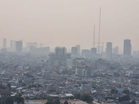 Kebut pekat polusi udara di atas langit Jakarta, seakan jadi pemandangan sehari-hari. Foto: Sapariah Saturi/ Mongabay Indonesia