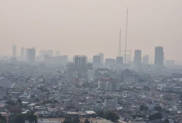 Kebut pekat polusi udara di atas langit Jakarta, seakan jadi pemandangan sehari-hari. Foto: Sapariah Saturi/ Mongabay Indonesia