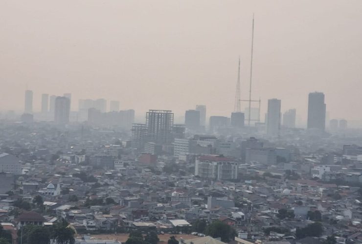 Kebut pekat polusi udara di atas langit Jakarta, seakan jadi pemandangan sehari-hari. Foto: Sapariah Saturi/ Mongabay Indonesia