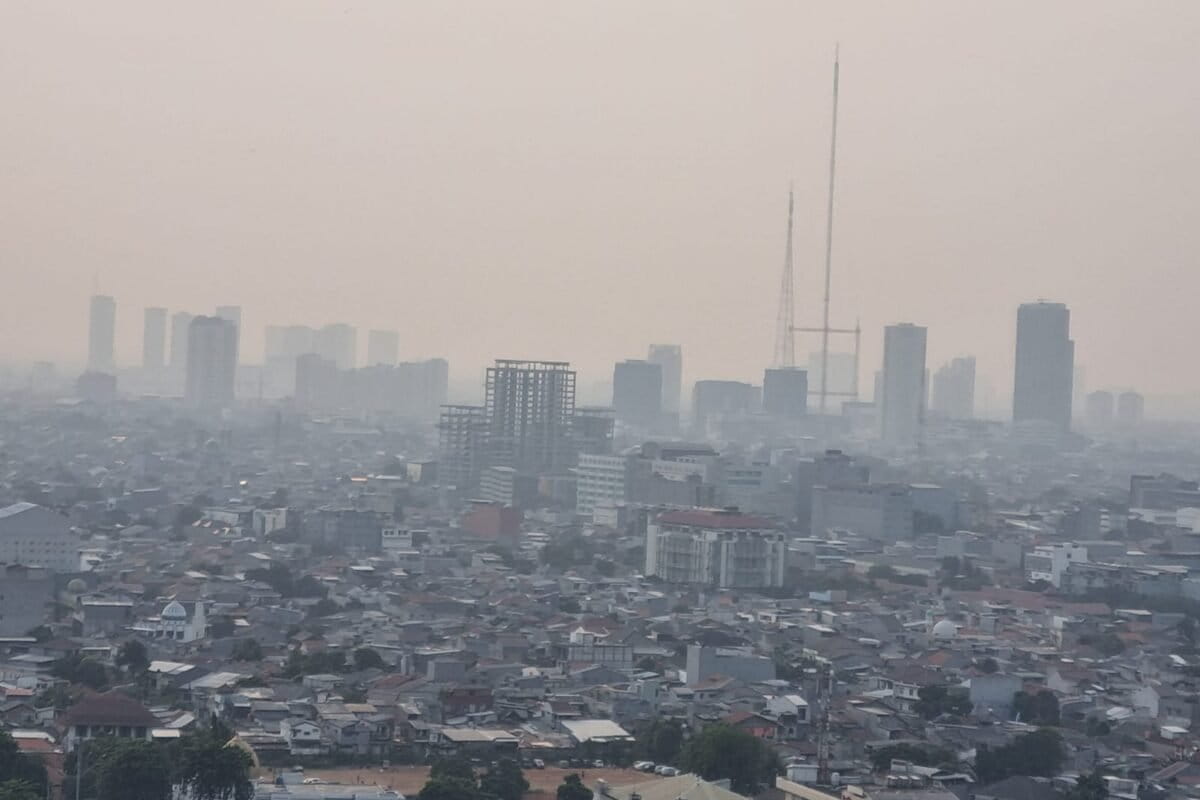 Kebut pekat polusi udara di atas langit Jakarta, seakan jadi pemandangan sehari-hari. Foto: Sapariah Saturi/ Mongabay Indonesia