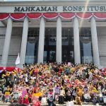 Ratusan perempuan akar rumput dari berbagai daerah di Indonesia menggelar Karnaval Budaya Perempuan Akar Rumput di depan Mahkamah Konstitusi, Jakarta, Kamis, 13 Agustus 2026. (Foto: Koalisi)