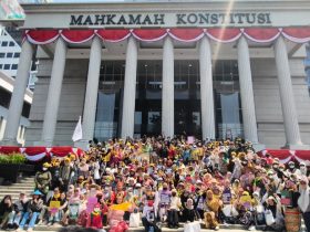 Ratusan perempuan akar rumput dari berbagai daerah di Indonesia menggelar Karnaval Budaya Perempuan Akar Rumput di depan Mahkamah Konstitusi, Jakarta, Kamis, 13 Agustus 2026. (Foto: Koalisi)