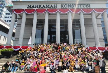 Ratusan perempuan akar rumput dari berbagai daerah di Indonesia menggelar Karnaval Budaya Perempuan Akar Rumput di depan Mahkamah Konstitusi, Jakarta, Kamis, 13 Agustus 2026. (Foto: Koalisi)