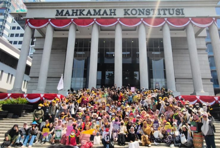 Ratusan perempuan akar rumput dari berbagai daerah di Indonesia menggelar Karnaval Budaya Perempuan Akar Rumput di depan Mahkamah Konstitusi, Jakarta, Kamis, 13 Agustus 2026. (Foto: Koalisi)