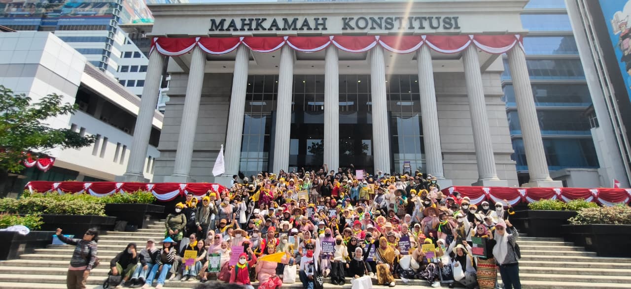 Ratusan perempuan akar rumput dari berbagai daerah di Indonesia menggelar Karnaval Budaya Perempuan Akar Rumput di depan Mahkamah Konstitusi, Jakarta, Kamis, 13 Agustus 2026. (Foto: Koalisi)