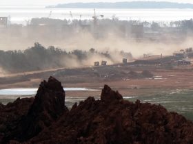 Pertambangan bauksit yang menyisakan limbah bekas galian dan pecemaran udara tanpa ada upaya mereklamasi bekas tambangnya. Foto: Andi Fachrizal