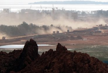 Pertambangan bauksit yang menyisakan limbah bekas galian dan pecemaran udara tanpa ada upaya mereklamasi bekas tambangnya. Foto: Andi Fachrizal