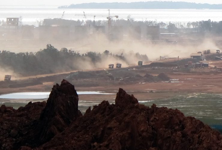 Pertambangan bauksit yang menyisakan limbah bekas galian dan pecemaran udara tanpa ada upaya mereklamasi bekas tambangnya. Foto: Andi Fachrizal