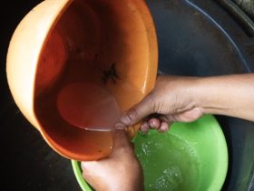 Logam berat atau merkuri yang digunakan untuk menangkap emas. (Foto: Sarjan Lahay)