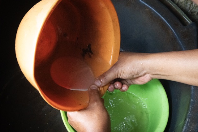 Logam berat atau merkuri yang digunakan untuk menangkap emas. (Foto: Sarjan Lahay)