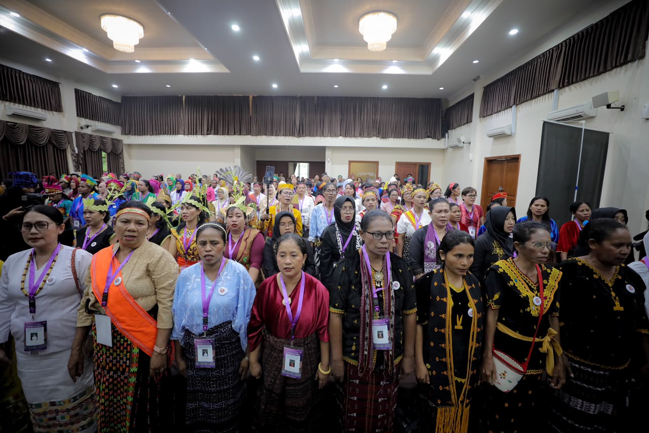 Ratusan Perempuan Adat dari berbagai wilayah Nusantara berkumpul dalam Temu Nasional (Temunas) IV PEREMPUAN AMAN di Sentul, Kabupaten Bogor, Jawa Barat, Kamis (15/10/2026). Foto: Perempuan AMAN.